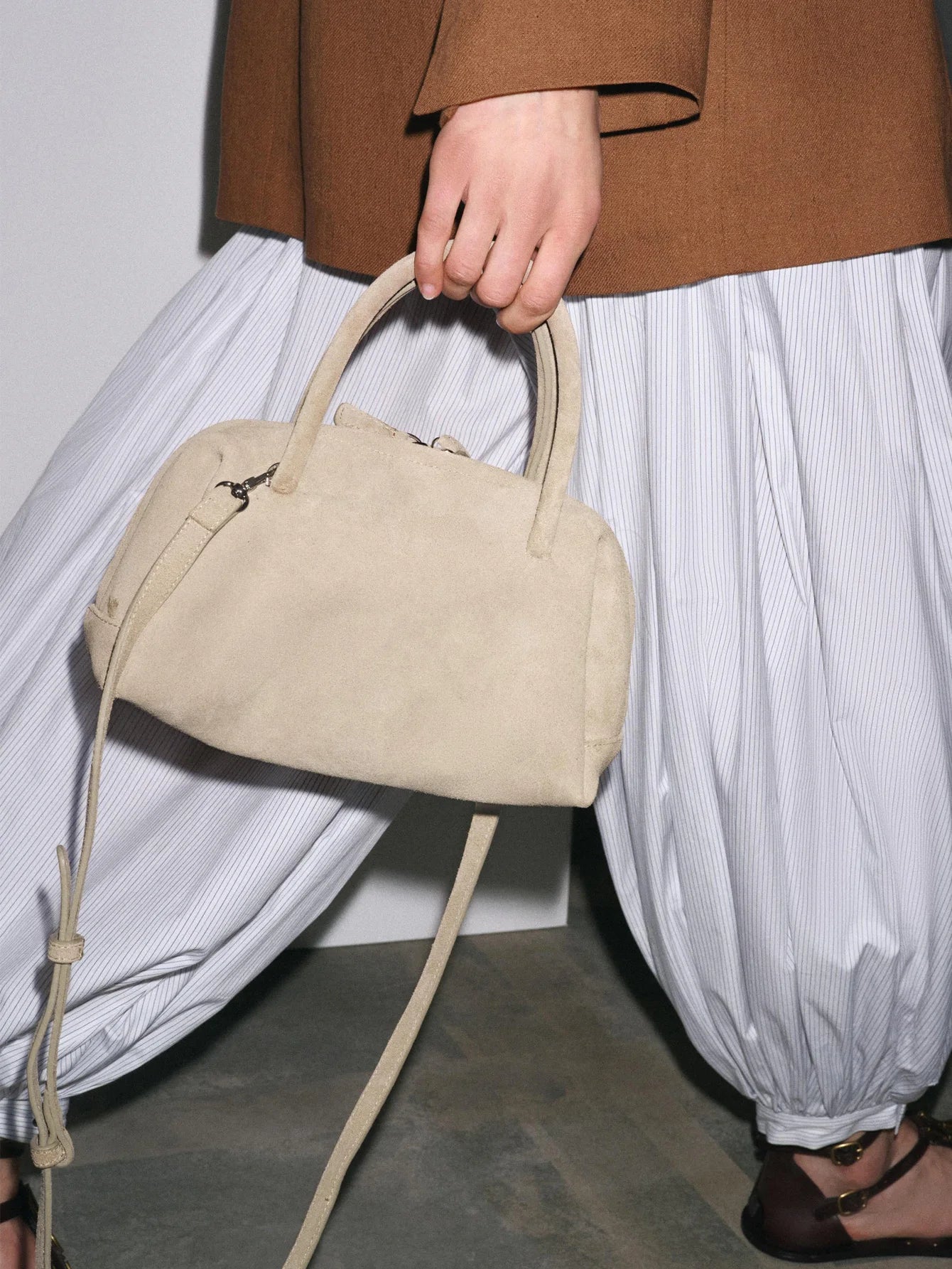 2026 new women's suede handbag, messenger bag, zipper, casual, fashionable, bowling bag